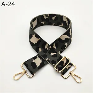 Detalle de correa de bolso con estampado de leopardo y una hebilla ajustable.
