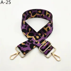 Vista detallada de correa para bolso ajustable con estampado de leopardo purpura y herrajes dorados.