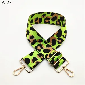 Correa de bolso de repuesto con estampado de leopardo verde neón y hebillas metálicas doradas.