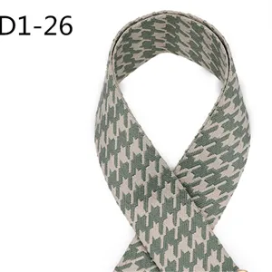 Λεπτομερής όψη της πράσινης υφαντής ζώνης jacquard pied-de-poule 5cm για τσάντες και ρούχα.