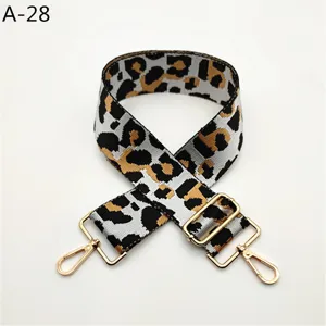 Elegante correa de bolso de repuesto con diseño jacquard de leopardo y herrajes dorados.