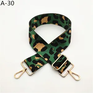 Correa de repuesto para bolsos con jacquard de leopardo verde y herrajes dorados ajustables.