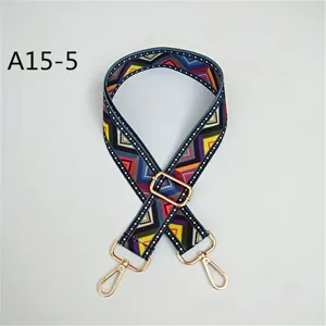 Vue détaillée de la sangle de sac large à motif géométrique ethnique coloré avec boucle métallique.