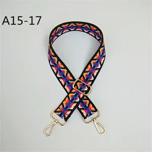 Détail de sangle de sac à motif ethnique coloré, large lanière tissée de rechange boucles dorées.