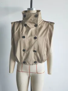 Primo piano sui dettagli del gilet trench collo in piedi kaki con bottoni neri eleganti.