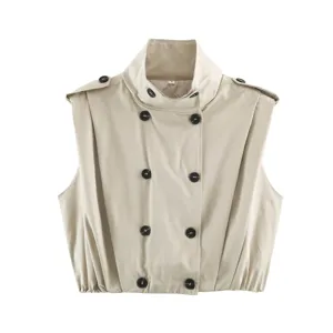 Dettaglio di gilet trench corto smanicato color cachi con collo alla coreana e doppio petto plissettato.