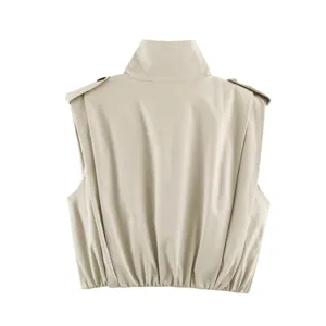 Gilet trench corto da donna beige senza maniche con collo alto e pieghe per autunno.
