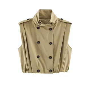 Dettaglio gilet trench corto cachi, panciotto monopetto o doppiopetto a collo alto, stile autunnale