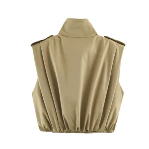 Vista posteriore di un elegante gilet kaki da donna con collo alto plissettato e arricciature.