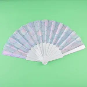 Abanico plegable de plástico duradero con motivo de escamas iridiscentes y varillas blancas.
