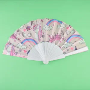 Abanico plegable de plastico con un lindo unicornio arco iris y el castillo diseño.