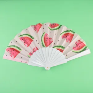 Detalle de primer plano del abanico plegable portátil con diseño de patrón de sandía.