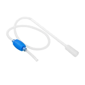 Detailansicht des manuellen Aquarium-Wasserwechsels mit klarem Schlauch und blauer Pumpe.