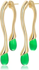 Elegantes boucles d'oreilles pendantes en or avec pendentifs goutte vert vif mode femmes.