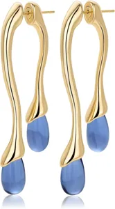 Boucles d'oreilles pendantes en laiton dore avec design metallique ondule et pierre bleue en goute.