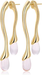 Vue détaillée de boucles d'oreilles pendantes en laiton plaqué or avec pendentif rose.