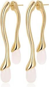 Boucles d'oreilles organiques plaquées or avec élégants pendentifs perle goutte d'eau.