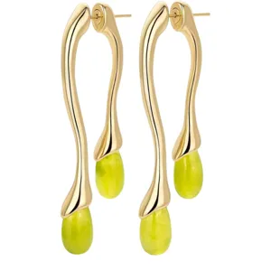 Boucles d'oreilles pendantes dorées avec pierres vert clair, design fluide élégant.