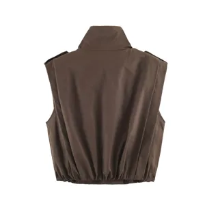 Vista dettagliata del gilet marrone corto con collo a piedi e retro plissettato.