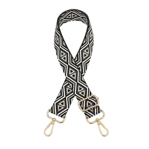 Primer plano de la correa ajustable para bolso con patrón tejido geométrico en blanco y negro con