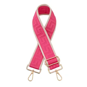 Bandoulière de sac de rechange réglable en rose vif avec motif géométrique et accessoires dorés.