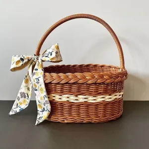 Cesta de mimbre vintage con lazo floral, ideal como frutero y cesta de regalo elegante.