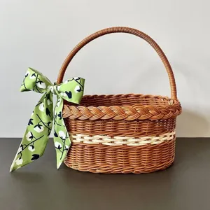 Cesta de mimbre sintético retro con cinta verde para regalo, almacenamiento de frutas y flores.