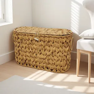 Vista detallada de una cesta de almacenamiento tejida con tapa en un rincón, ideal para el hogar.