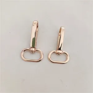 Roségoldene Karabinerhaken aus Metall für Taschen und Schlüsselanhänger, robustes Zubehör.