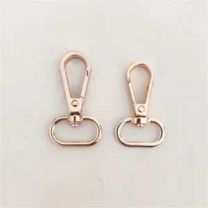 Roségoldene Metall-Drehkarabiner für Taschen und Schlüsselanhänger, Zinklegierung Detail.