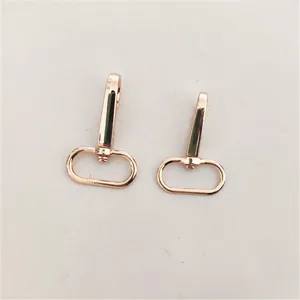 Primer plano de mosquetero giratorio de bolso de aleación de zinc oro rosa, accesorio.