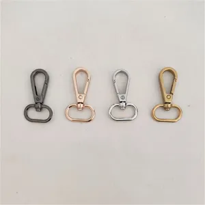 Metall Karabinerhaken Detailansicht von Taschenzubehör in vier galvanisierten Farbvarianten.
