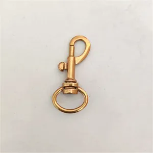 Gedetailleerd overzicht van duurzaam metalen musketonhaak hardware accessoire voor tassen.