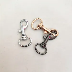 Metalige draaibare karabijnhaak hardware voor tassen, sleutelhangers en accessoires detail.