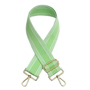 Correa de repuesto verde a rayas con herrajes dorados ajustables para bolsos de mano.