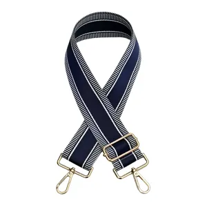 Correa de hombro de lona a rayas anchas con herrajes dorados para bolsos ajustables.