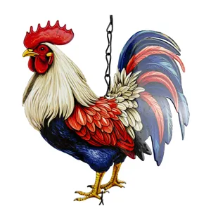 Primo piano dettagliato del gallo in metallo colorato con piume dipinte e catena solida.