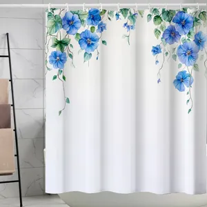 Gros plan du rideau de douche en polyester imperméable avec des vignes de fleurs bleues aquarelle.