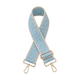 Sangle de sac à main de rechange, design géométrique tissé bleu clair avec boucle dorée réglable.