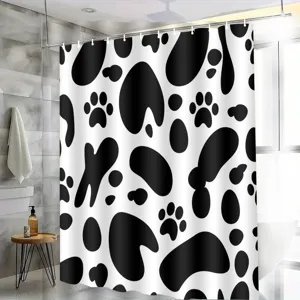 Détail de rideau de douche empreinte de patte noir et blanc, tissu imperméable pour déco bain.