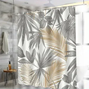 Détail de rideau de douche montrant un design moderne imprimé de feuilles tropicales.