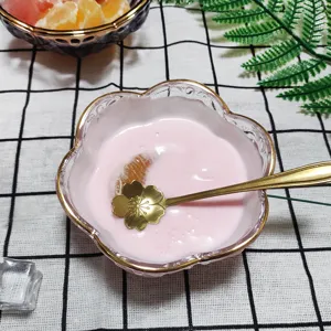Nahaufnahmendetail des kreativen japanischen goldgeränderten Blumen-Glasdessertschalen-Setups.