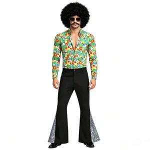 Herren 70er Jahre Disco Kostüm Detail mit retro Blumenmuster Hemd und Pailletten Schlaghose.