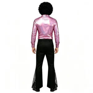 Vue détail costume disco rétro homme, chemise rose métallisée et pantalon flare strass.