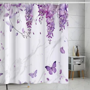 Gros plan détaillé du rideau de douche floral en glycine violette dans une salle de bain.
