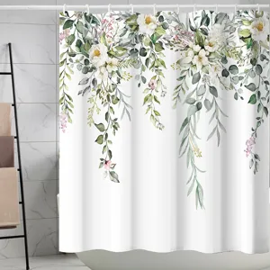 Gros-plan du rideau de douche imperméable en polyester avec un élégant motif floral botanique.