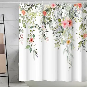 Détail de rideau de douche à fleurs aquarelle, tissu imperméable, déco de salle de bain.
