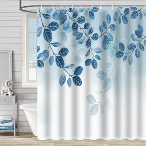 Vue détaillée du rideau de douche botanique bleu suspendu dans une salle de bain moderne.