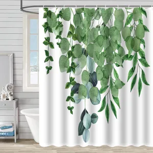 Vue détaillée du rideau de douche à motif de feuilles d'eucalyptus aquarelle dans la salle de bain.