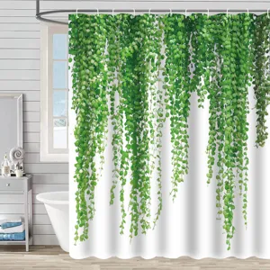 Gros plan sur les détails du rideau de douche à motif de plantes vertes dans la salle de bain.